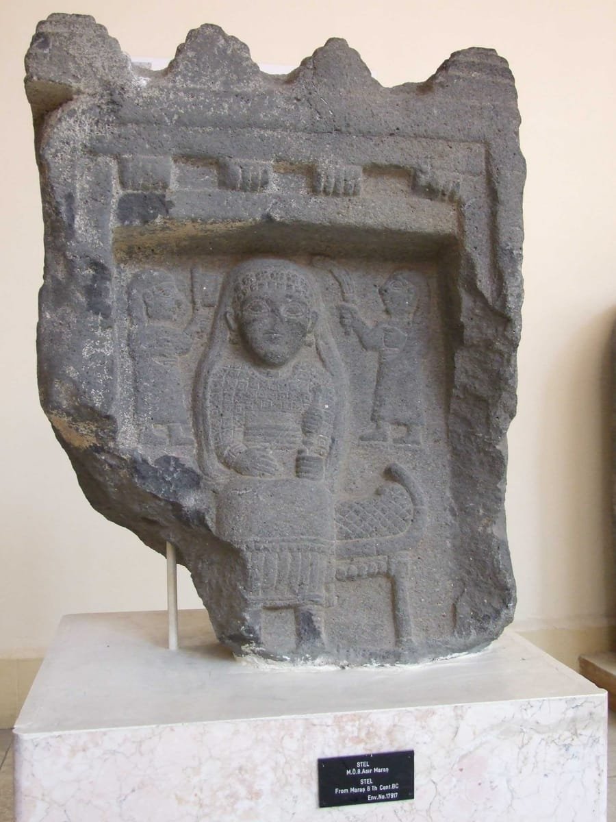 Späthethitische Stele aus Marasch, um 800 bis 725 v. Chr., mit einer Frau, die eine Spindel hält